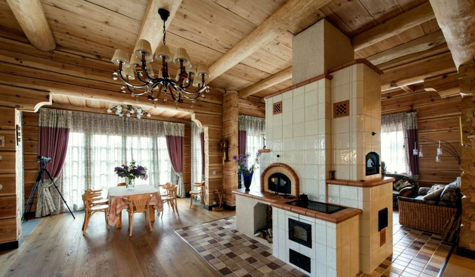 Кухня с камином в деревенском стиле