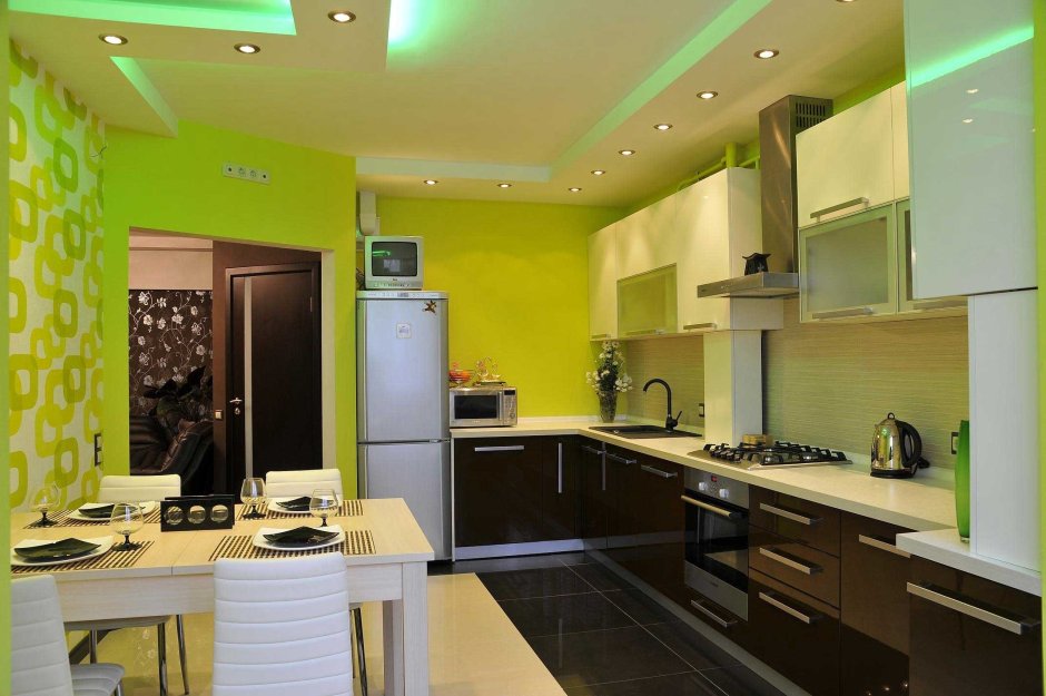 Зеленый натяжной потолок на кухне