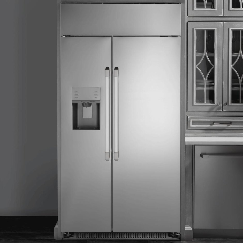 Двухдверный холодильник на кухне