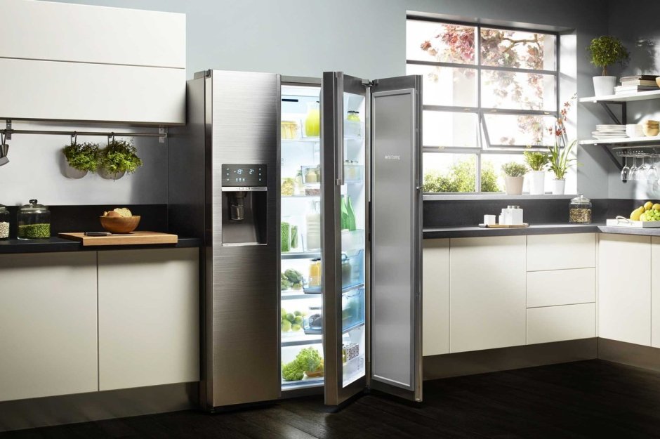 Двухдверный холодильник в интерьере