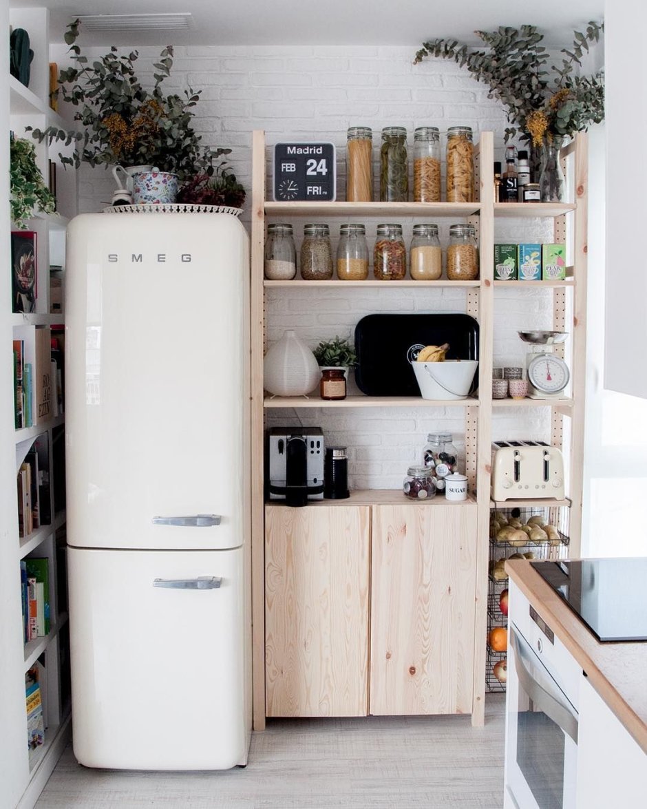 Кухня с большим белым холодильником