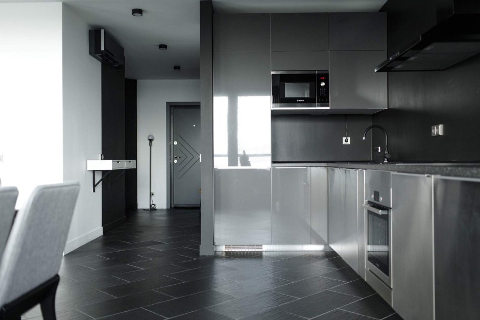 Темно серый пол на кухне