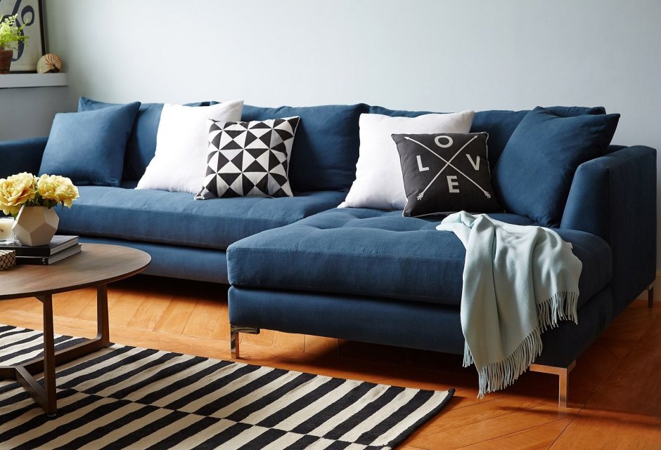 Темно-синий диван в интерьере