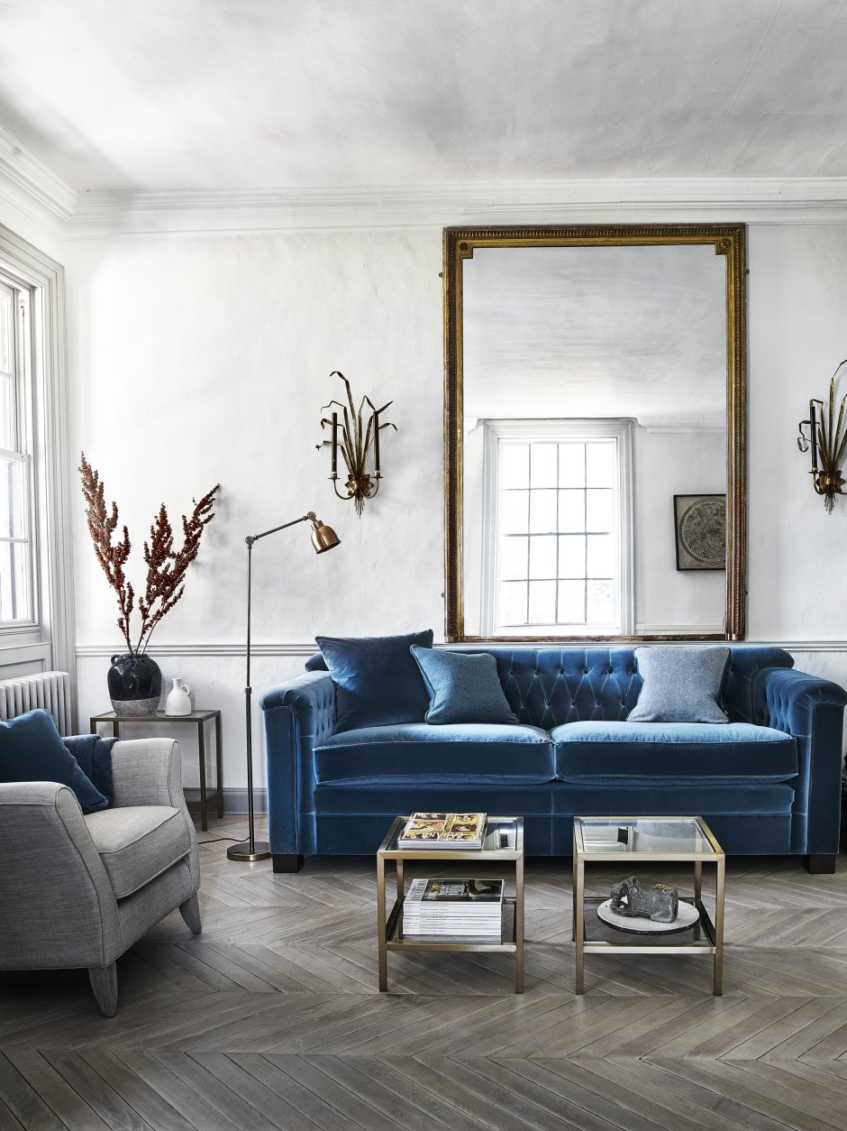 Синий диван и кресло в интерьере