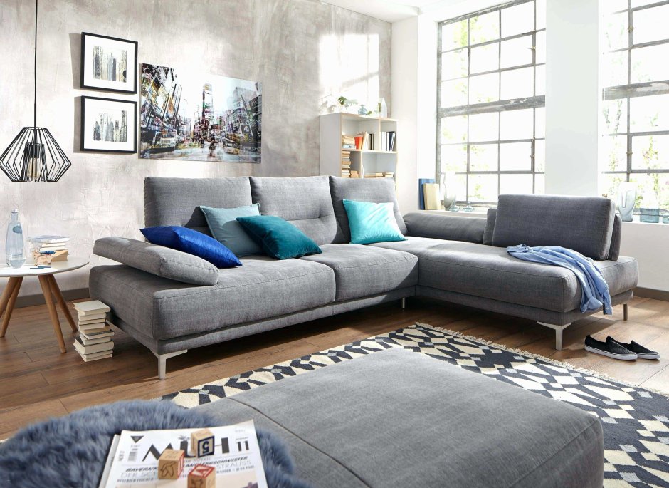 Синий бархатный диван в интерьере