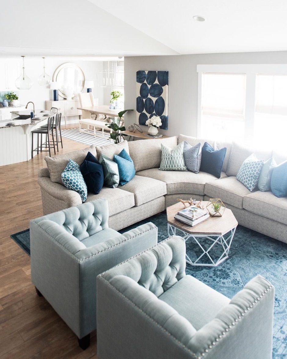 Синий диван в скандинавском стиле