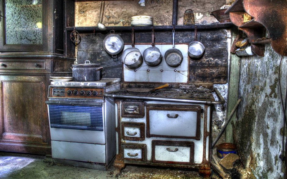 Старая обшарпанная кухня