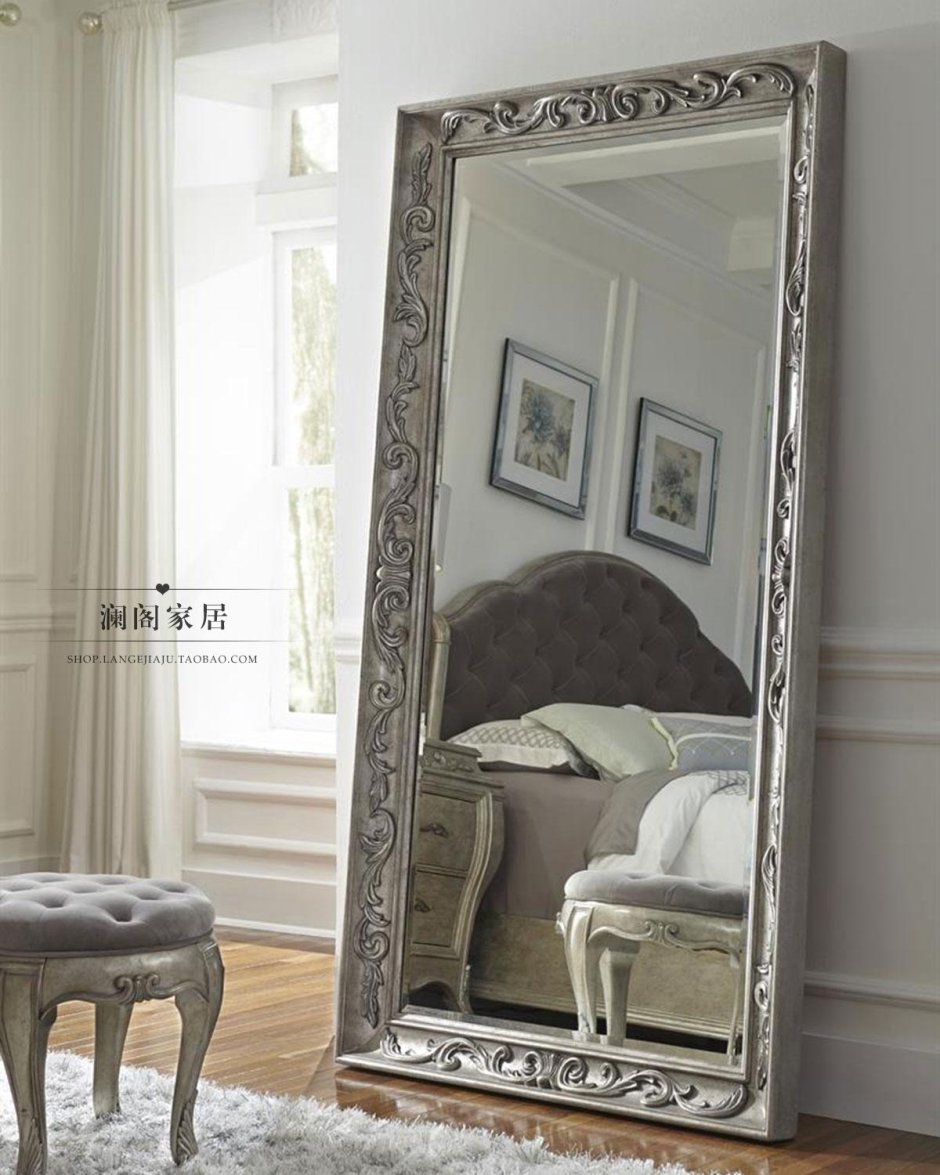 Напольное зеркало в интерьере спальни