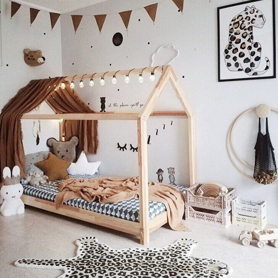 Детская комната с кроватью домиком