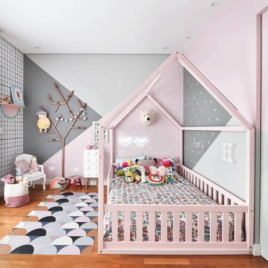 Детская комната с кроватью домиком