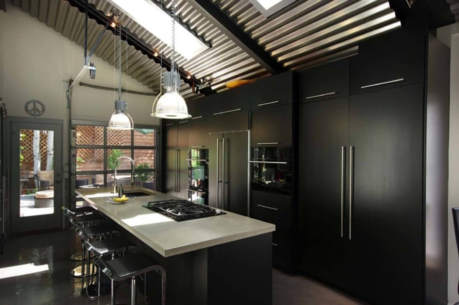 Черный потолок на кухне