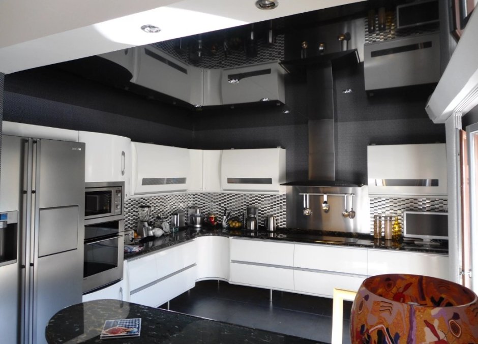 Чёрный натяжной потолок на кухне в интерьере