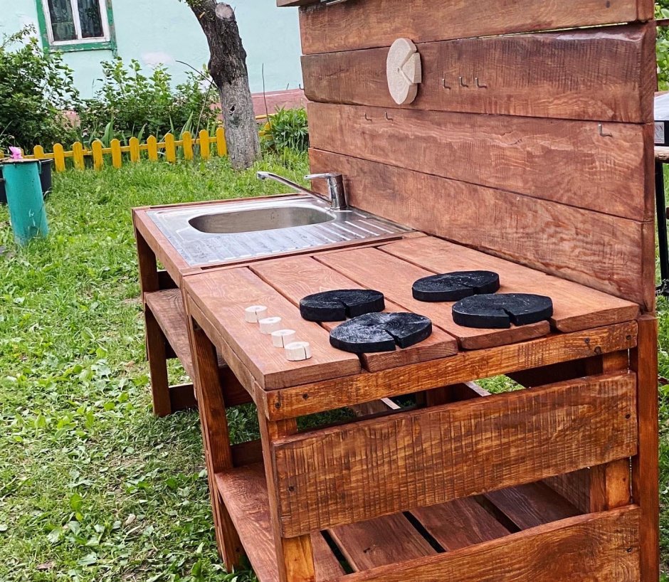 Летняя кухня из поддонов на даче