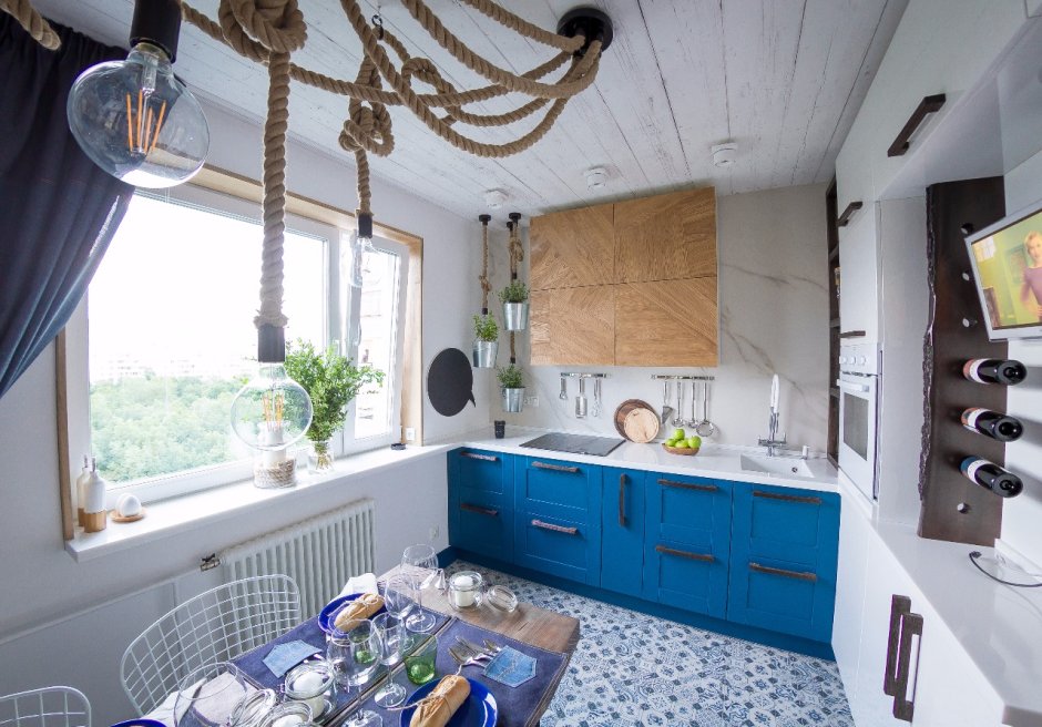 Кухня в доме корабле с высоким окном