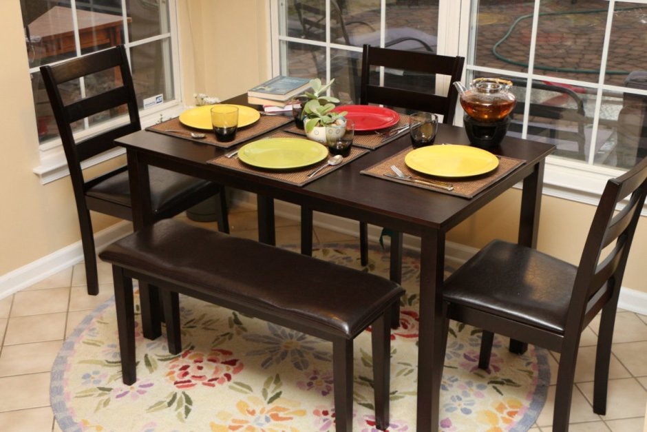 Практичные столы для кухни и стулья