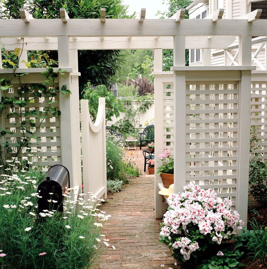 Забор шпалера в саду в стиле Кантри