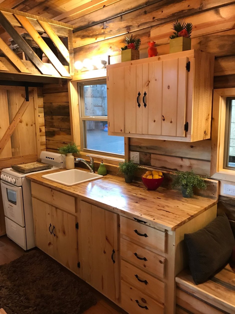 Узкая маленькая кухня в деревенском доме