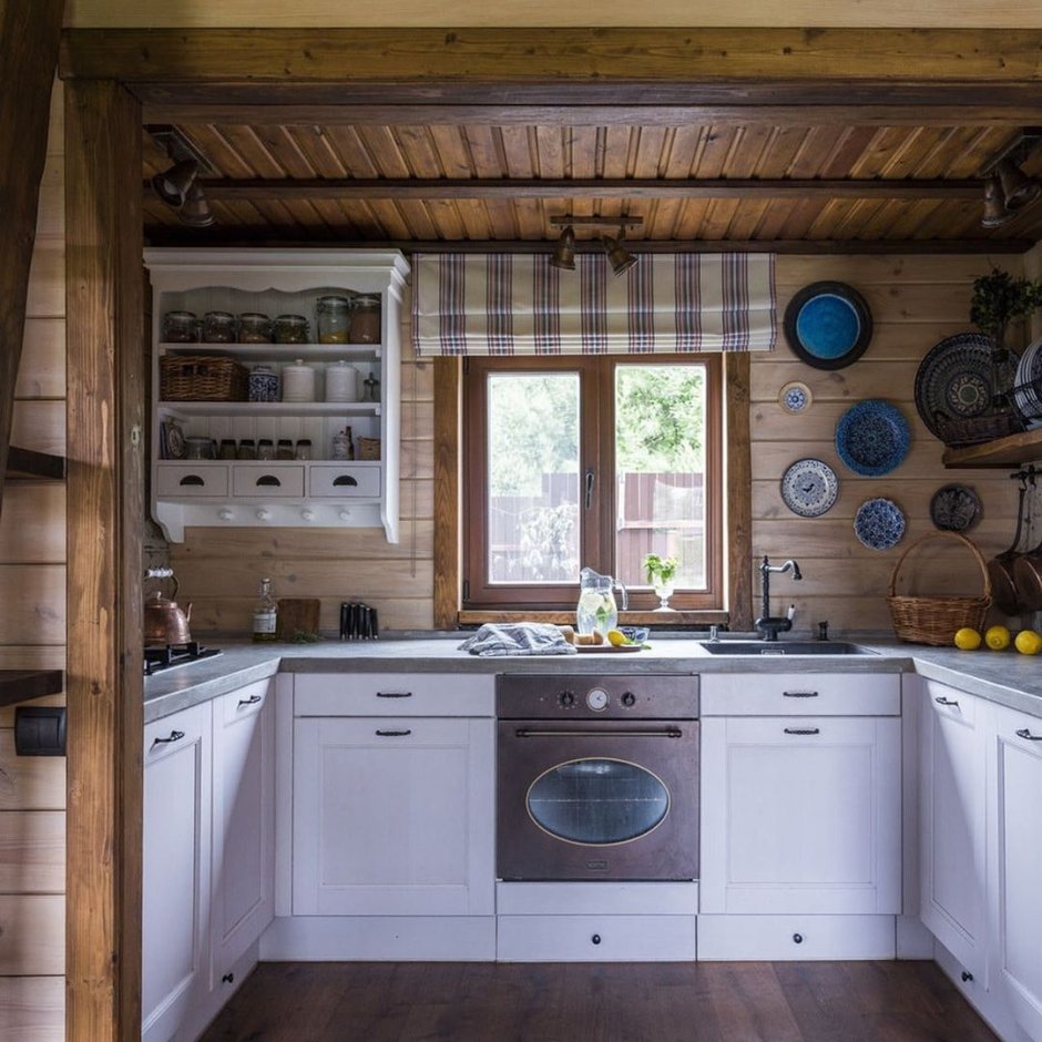 Кухонный гарнитур в деревянном доме