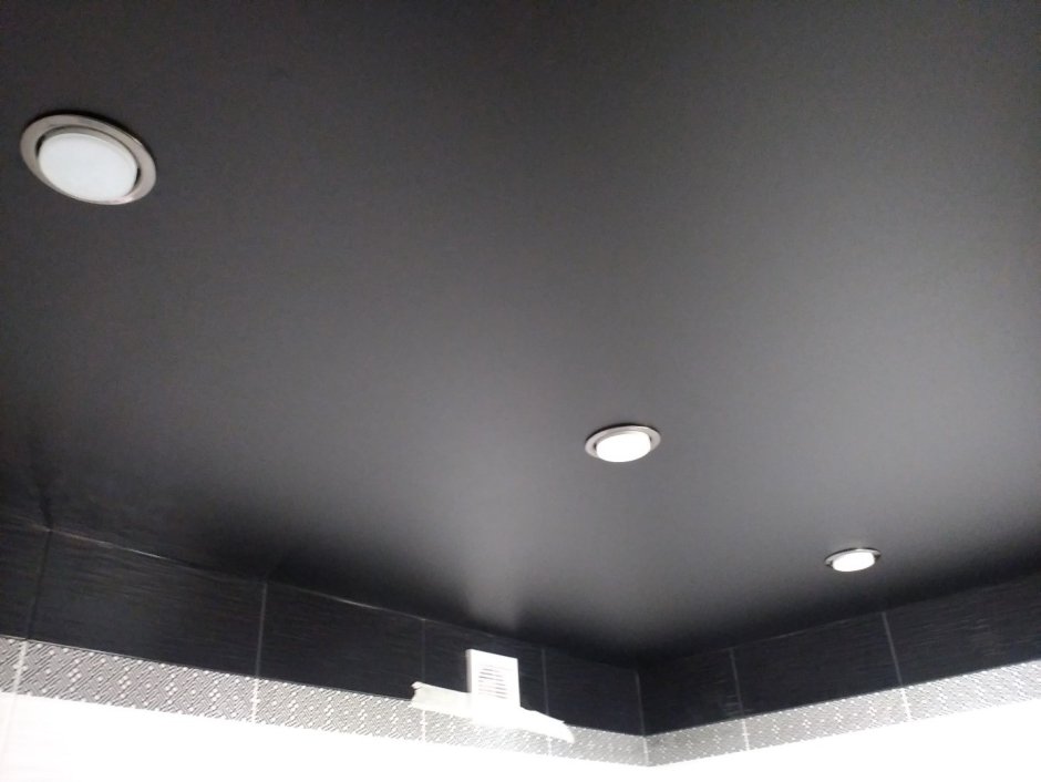 Натяжной потолок черный глянец на кухне