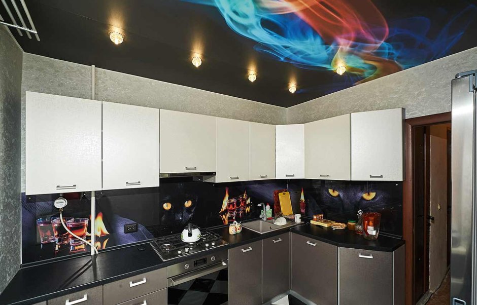 Двухцветный натяжной потолок на кухне