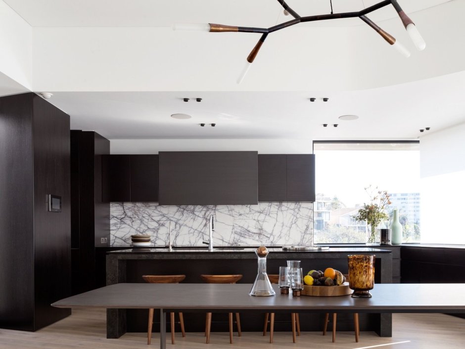Стильные современные потолки на кухне