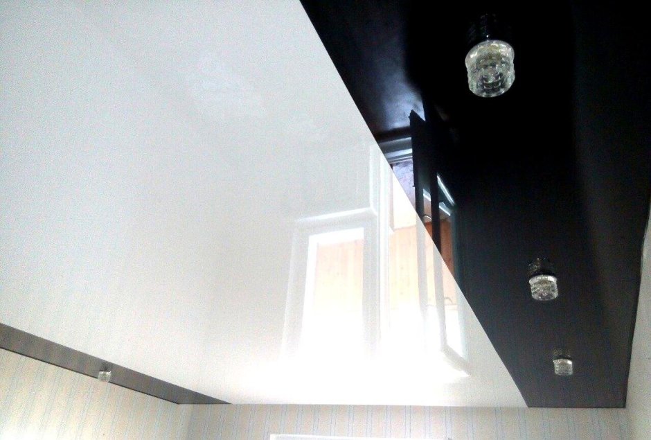 Натяжной потолок черно белый двухуровневый в кухне