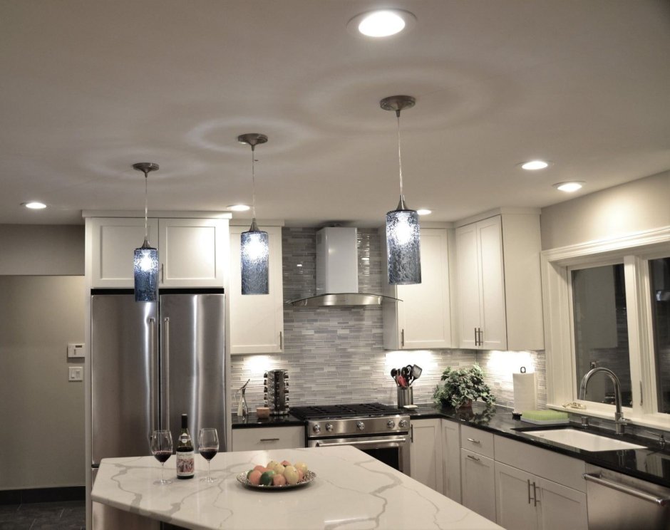 Освещение на маленькой кухне с натяжным потолком