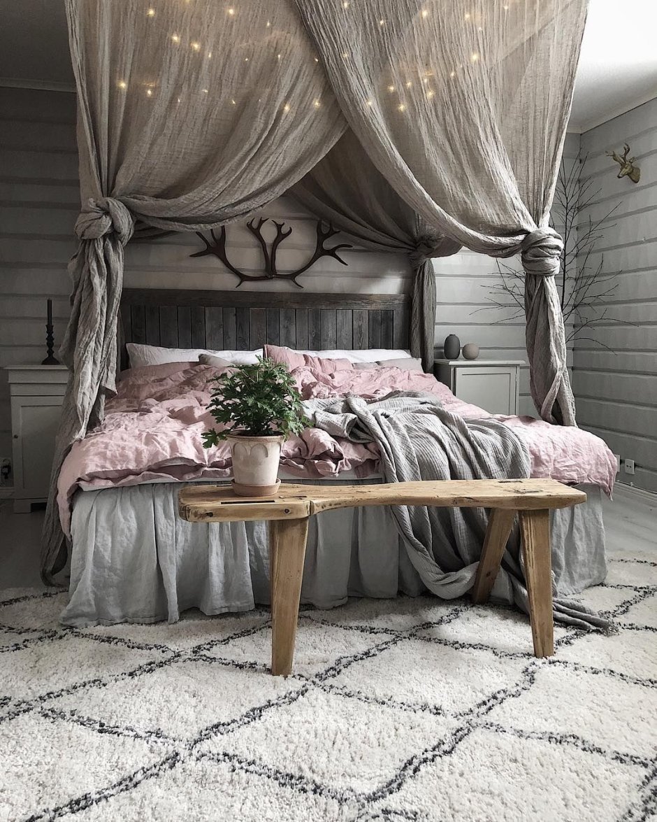 Спальня в стиле лофт с балдахином