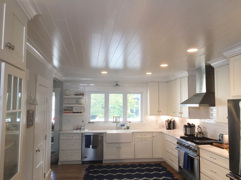 Потолок в маленькой кухне с точечными светильниками
