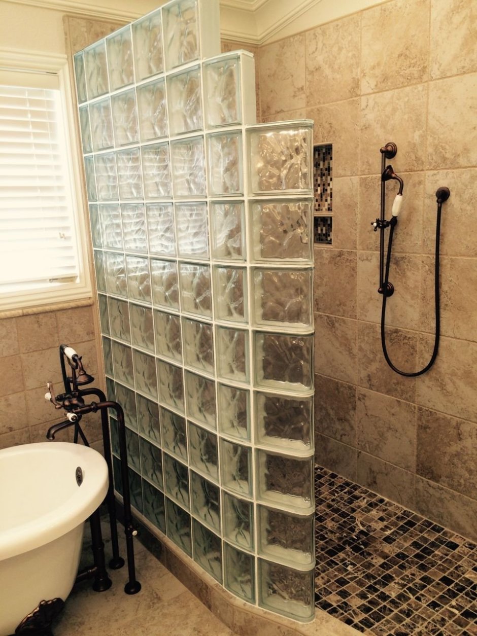 Стеклянные блоки в интерьере ванной (62 фото)