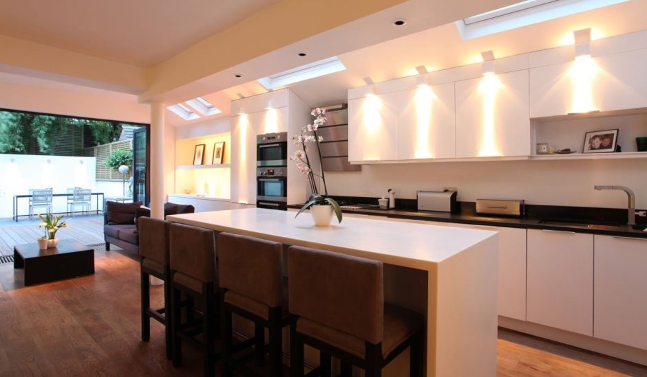 Трековые светильники в интерьере кухни