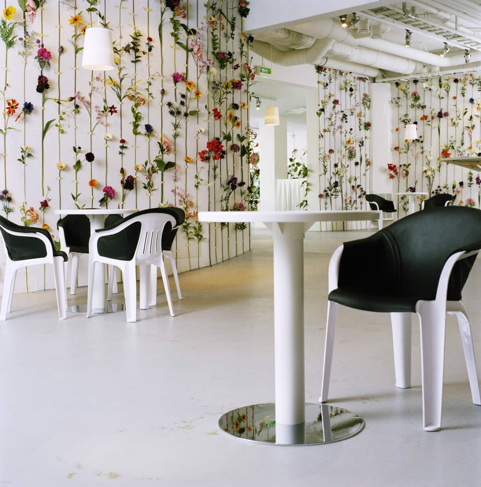 Декорирование интерьера кафе искусственными цветами