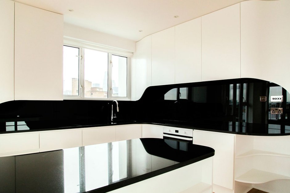 Холодильник в интерьере черно-белой кухни