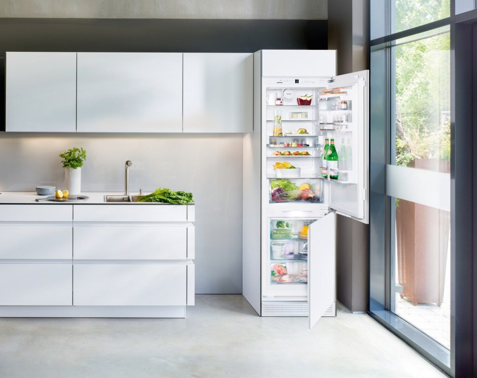 Холодильник нержавейка в интерьере белой кухни