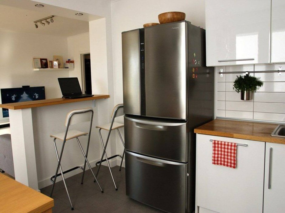 Кухня с отдельностоящим холодильником