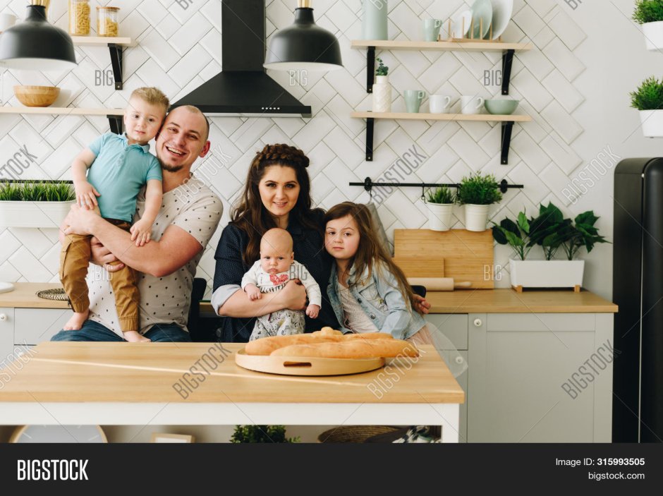 Семейная фотосессия на кухне