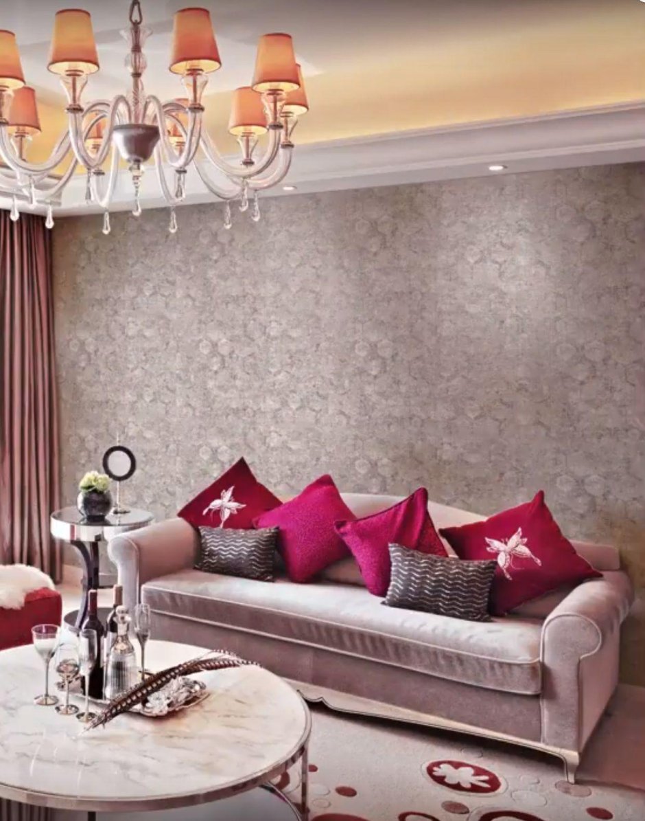 Спальня с темными обоями с серебристой