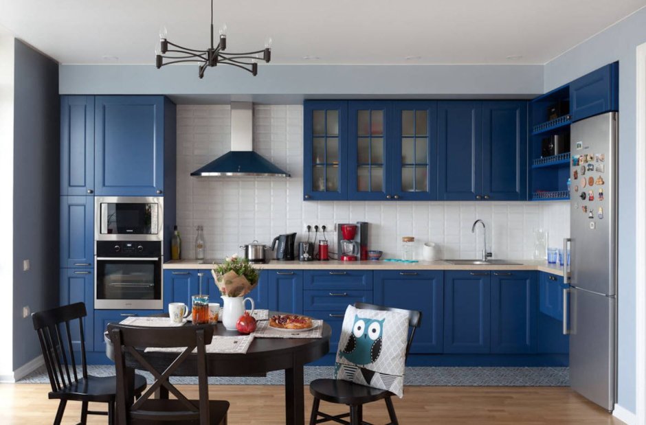 Кухня синяя с коричневым (73 фото)