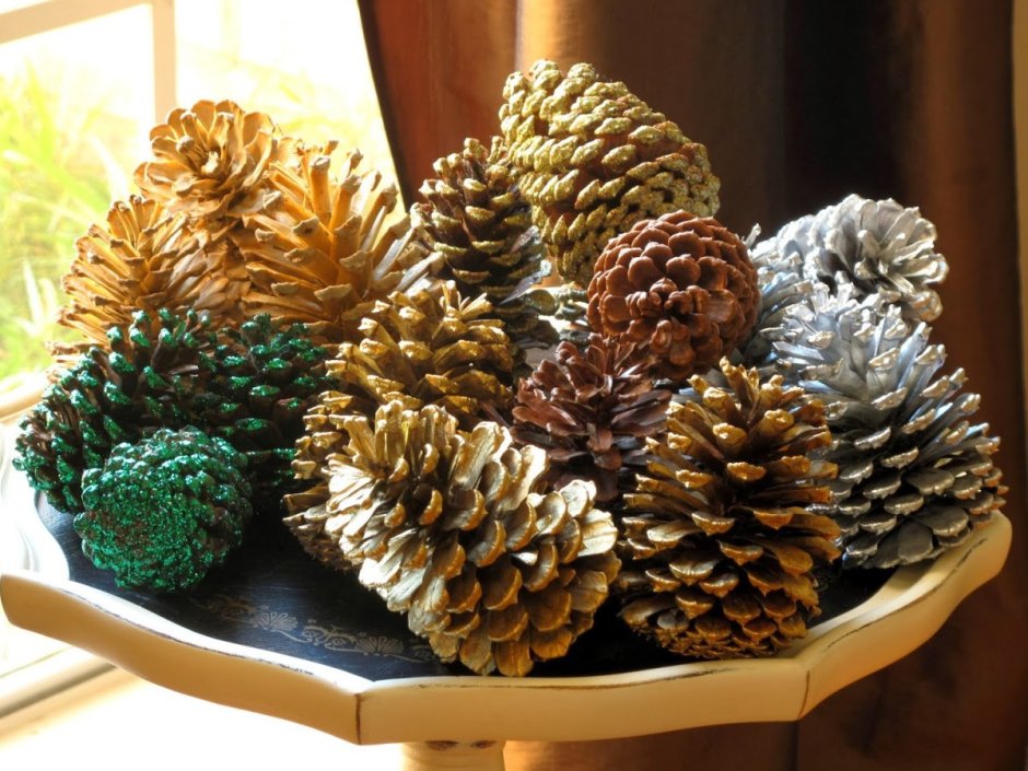 Декор с шишками и вазами