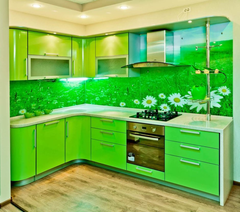 Белая кухня с зеленым декором