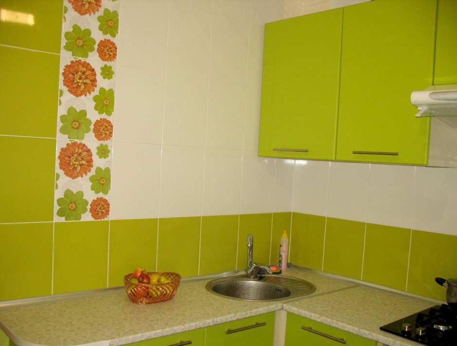 Кухня с зеленым фартуком из плитки