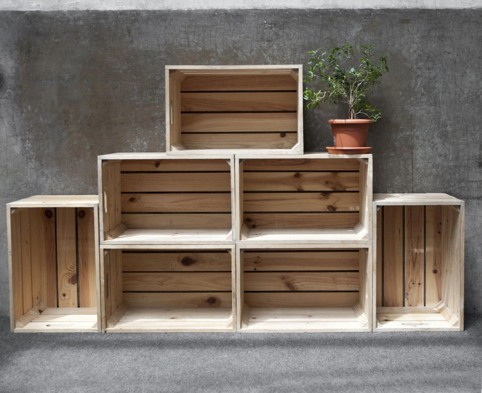 Шкаф из деревянных ящиков