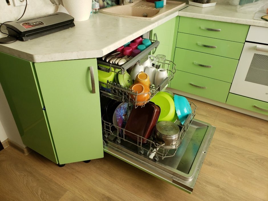 Угловая кухня со стиральной машиной и посудомоечной машиной