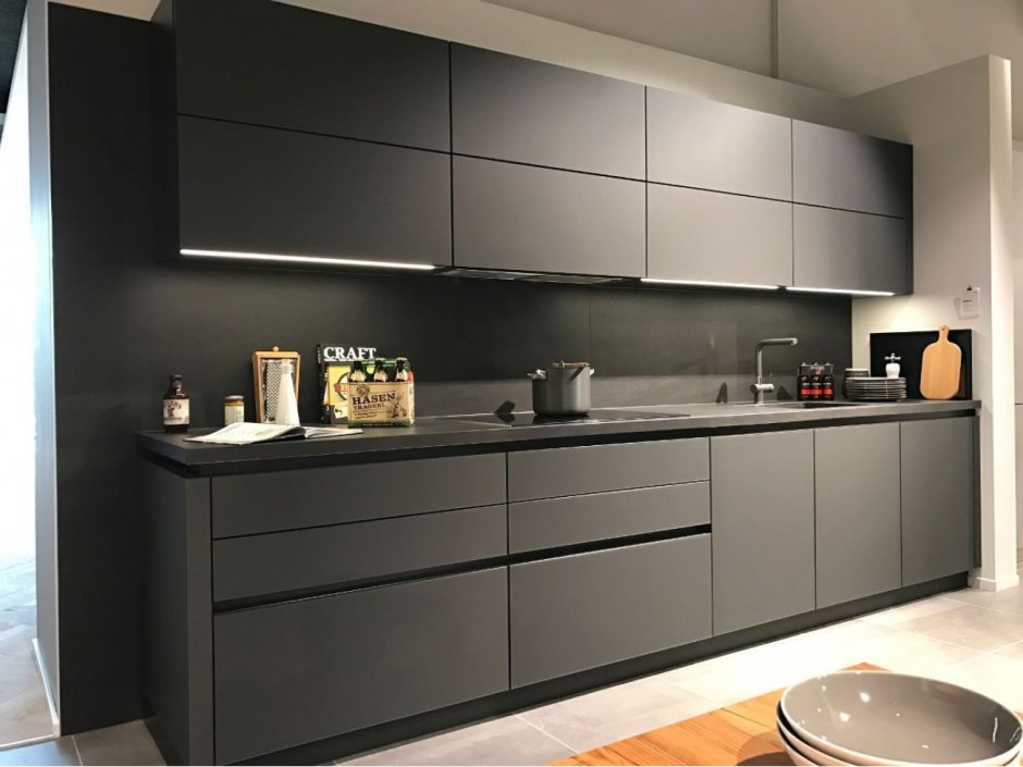 Кухонный гарнитур серого цвета