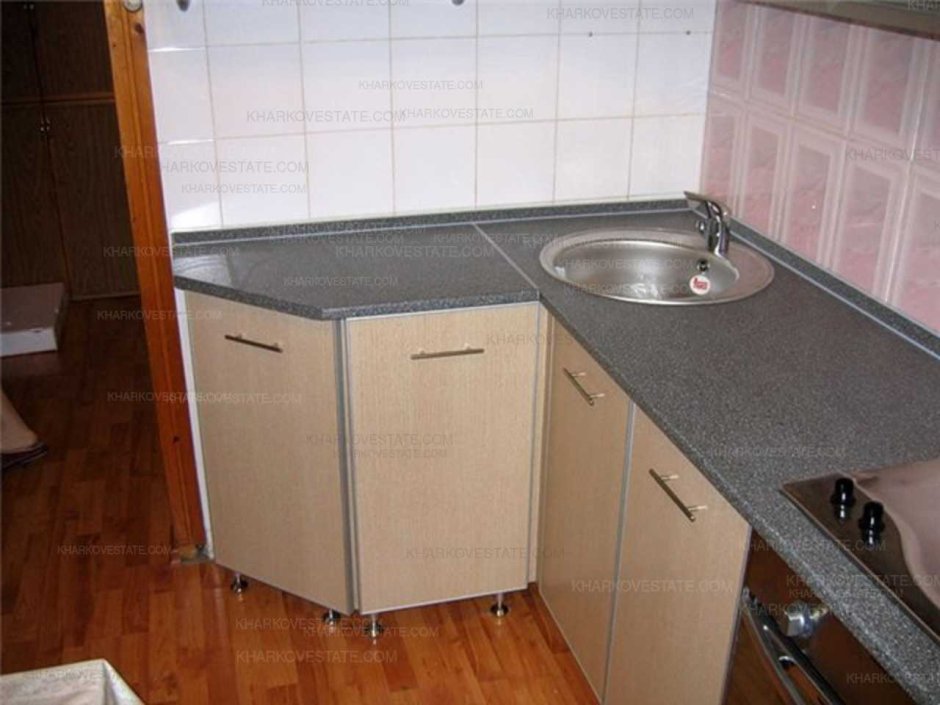 Кухня с барной стойкой у окна