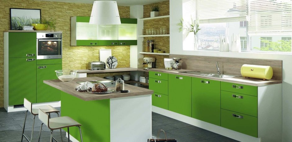 Кухня с зелеными фасадами и деревянной столешницей
