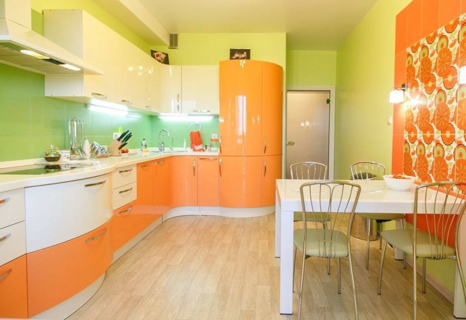 Дизайн кухни гостиной с оранжевой кухней