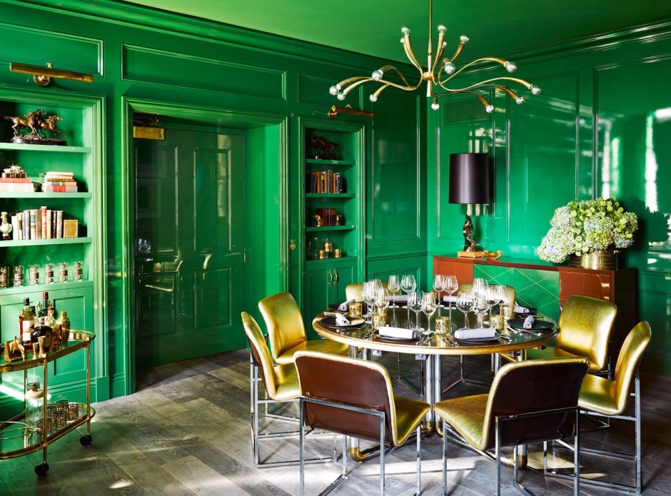 Комната с темно зелеными стенами