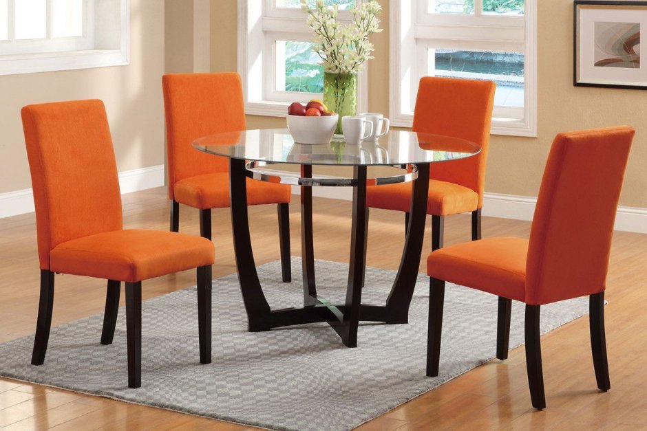 Круглый стол с оранжевыми стульями