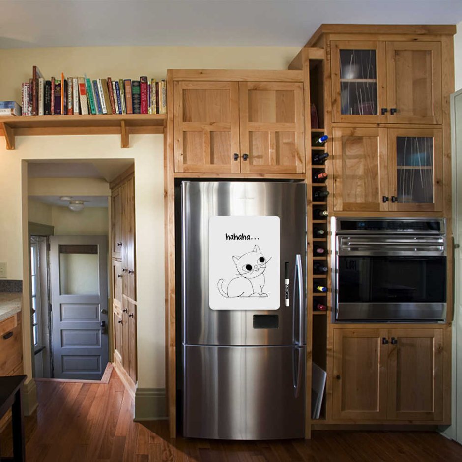 Линейная кухня с отдельно стоящим холодильником